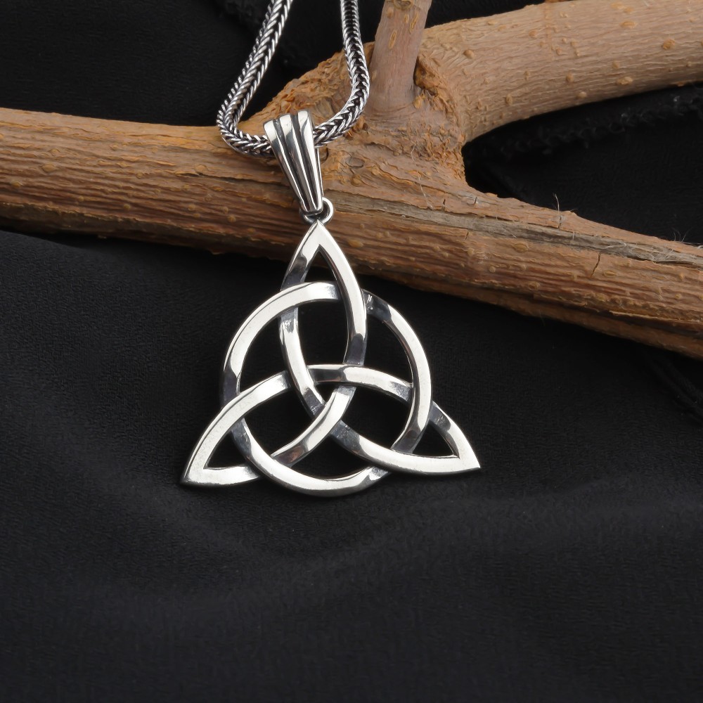 Glorria Sterling Silver Celtic Knot Necklace Glorria Sterling Silver Celtic Knot Necklace