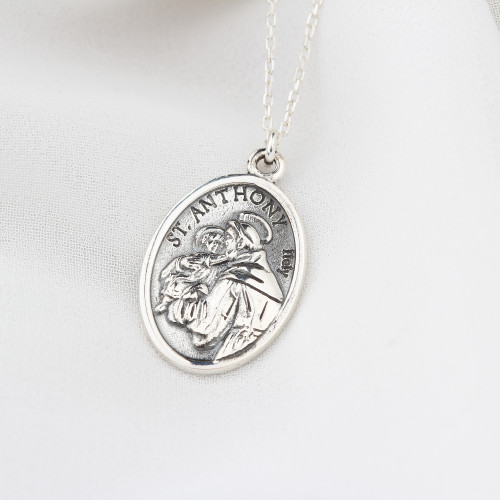 Glorria 925k Sterling Silver St. Antoine Necklace Glorria 925k Sterling Silver St. Antoine Necklace